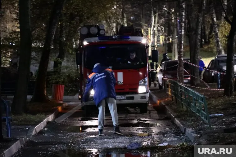 На рынке горят три одноэтажных ангара