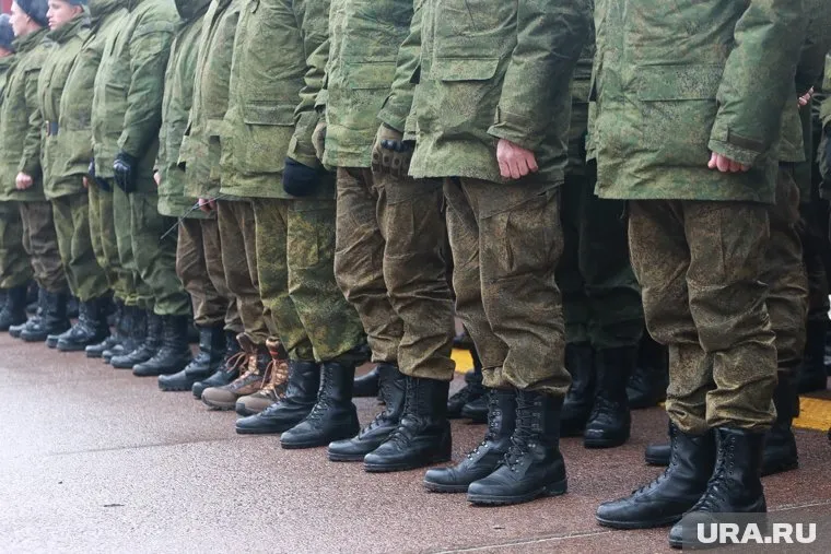 Во время выступления девочки военные встали в память о погибших товарищах и ребенок не смогла сдержать слез