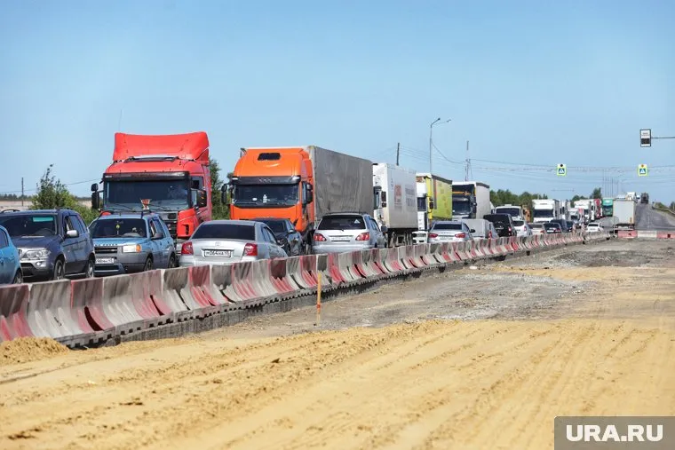 Несмотря на то, что контракты на ремонт трассы были заключены, на ней не видят рабочих