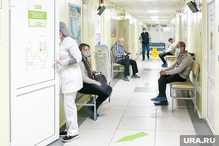 В поликлиниках пациентов несколько дней будут принимать только с 9:00 до 15:00
