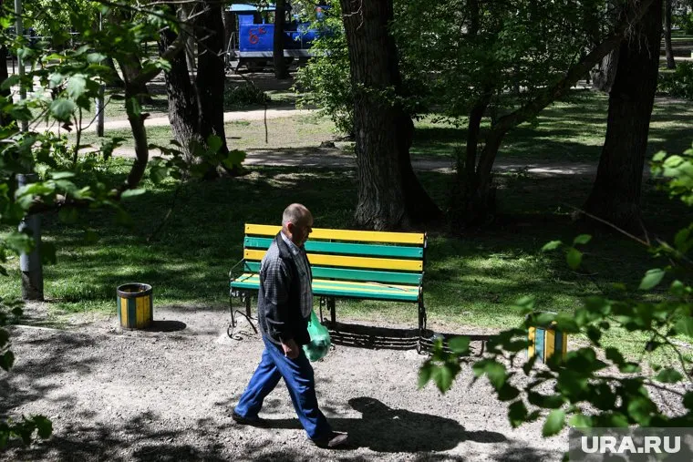 Мужчина часто ходит по улице Академика Сахарова и пристает к детям с вопросами (архивное фото)
