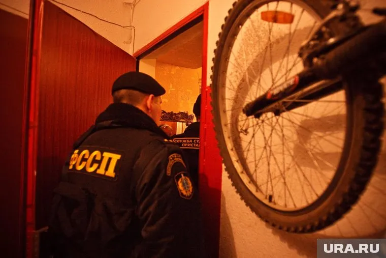 Приставы обязывают мужчину заплатить алименты