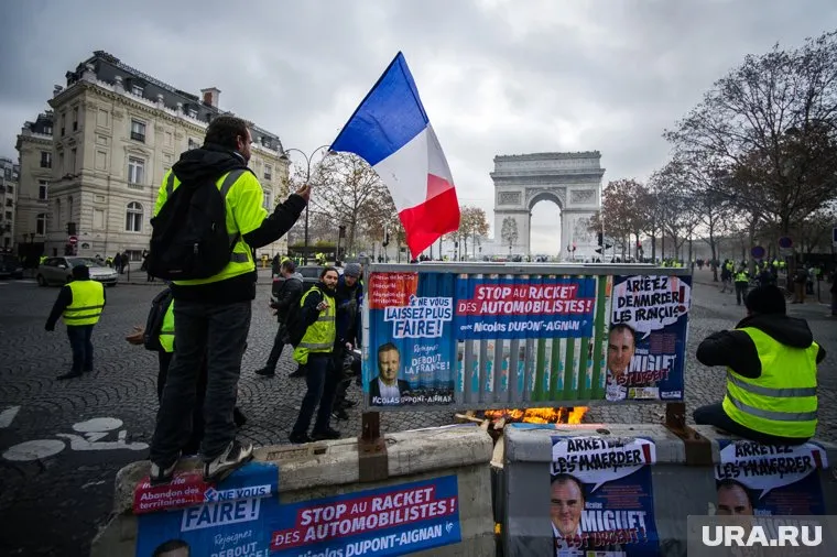 Полиция во французском Лионе пытается разогнать митингующих, пишет Lyon Mag