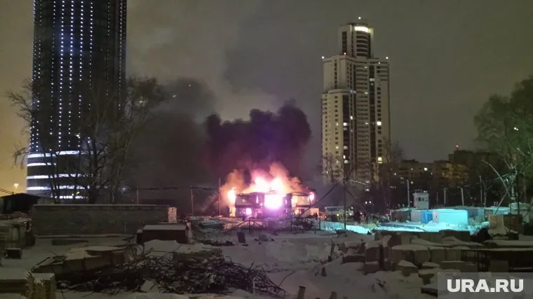 Пожар виден из разных районов города