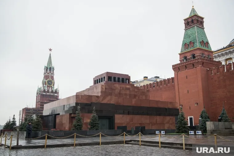 В мавзолее стало плохо посетителю
