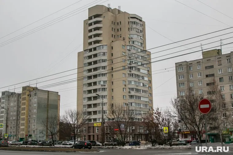 В 17-м микрорайоне Нефтеюганска из окна 16 этажа выпал мужчина