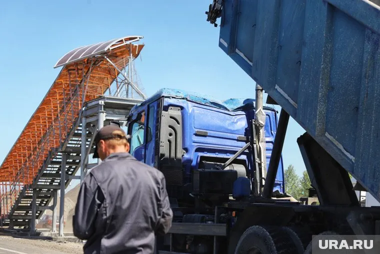Водитель грузовика не опустил кузов и задел конструкцию моста (архивное фото)