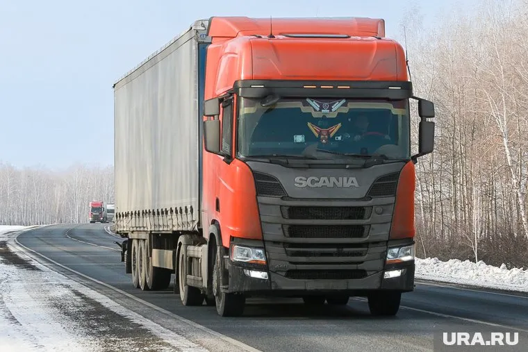 Водителя грузовика с травмами доставили в 23 больницу