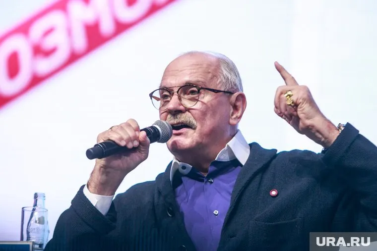 Никата Михалков вручил отличникам ЮУрГУ красные дипломы