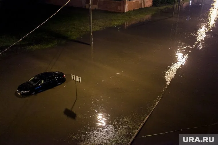 Машины сносит с улиц потоками грязной воды