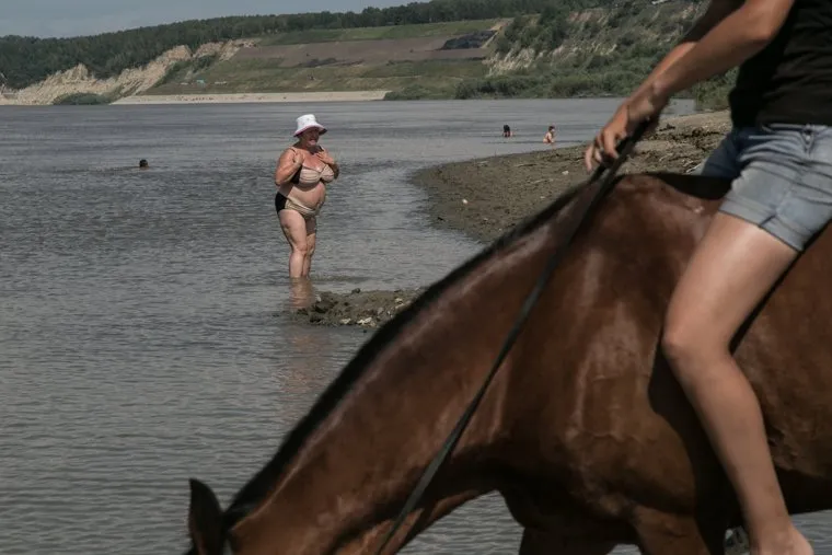 У реки Иртыш, Тобольск, конь, Иртыш, купальщики, река, вода
