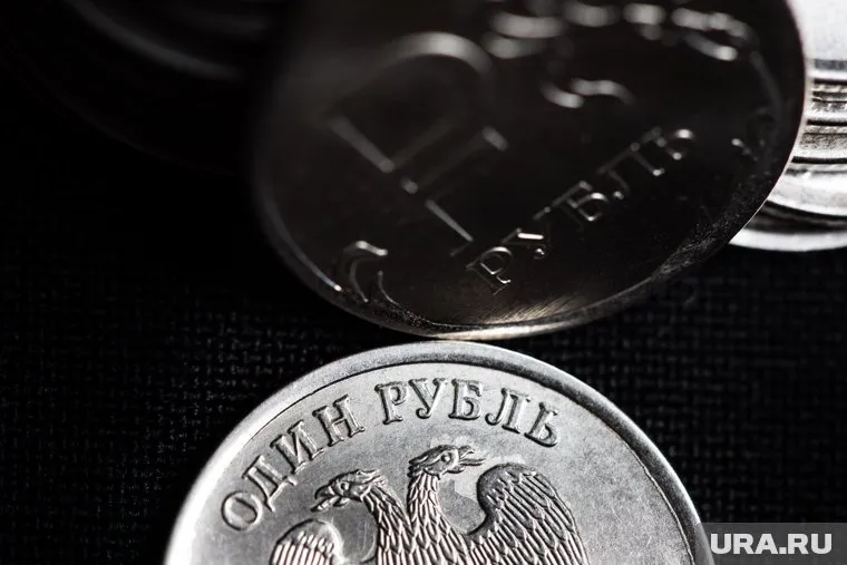 Волатильность на финансовых рынках и санкции США могут ослабить рубль