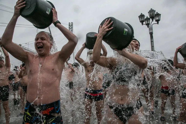 Массовое закаливание на набережной Туры, Тюмень, закаливание, моржи, обливание водой, река, вода