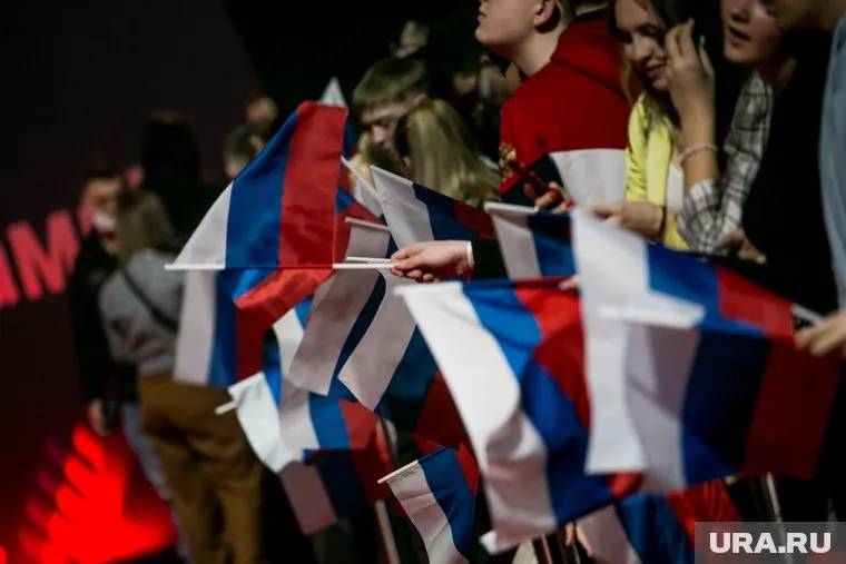 Сотрудники компании устроили массовый флешмоб в честь Дня России