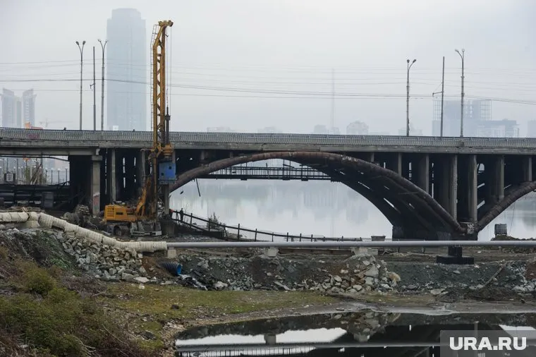 Для того, чтобы реконструировать мост, изггородского пруда была сброшена вода