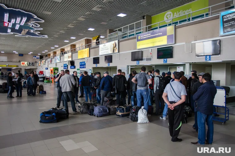 В аэропорту более 700 пассажиров ожидают вылета