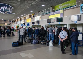 Пассажиры рейсов в ХМАО застряли в Норильске из-за штормового ветра