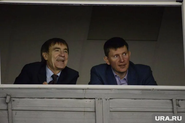 Максим Решетников (справа) поддержал хоккеистов пока лишь присутствием