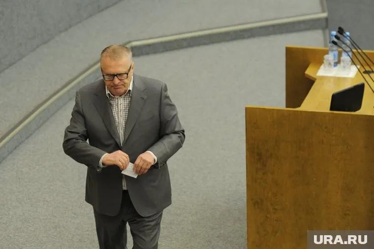 Политик считает, что миллиардеры должны отдать деньги и жить в двухкомнатной квартире