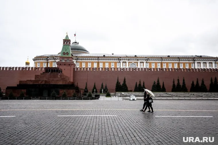 На месте атаки БПЛА в Кремле были замечены два человека на куполе, пишет RT