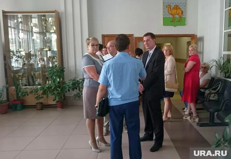 Антипов и его единственная соперница ждут начала заседания