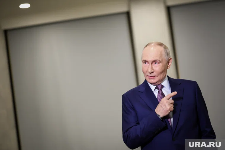 Президент Владимир Путин усилил поддержку военных, пока американский лидер Дональд Трамп раздумывает о встрече в Будапеште