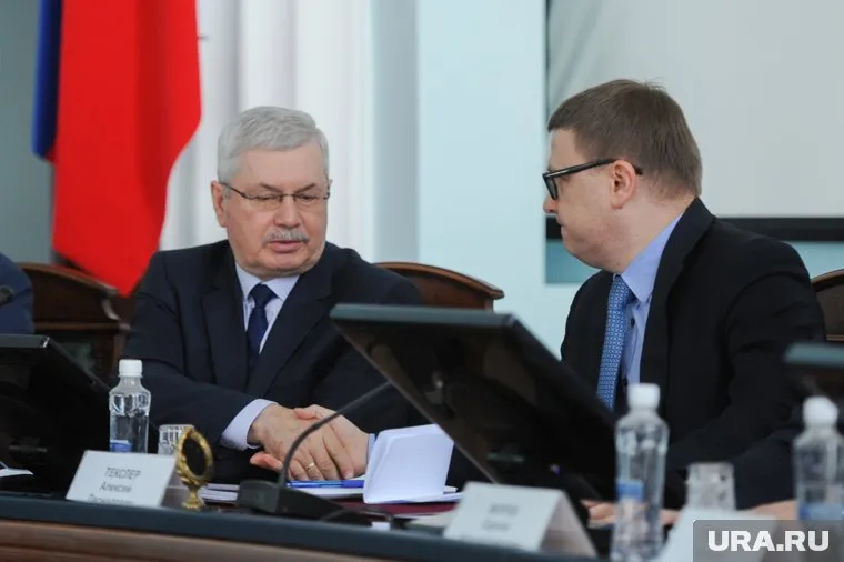 Владимир Мякуш (слева) дал поручение партийцам помогать Алексею Текслеру