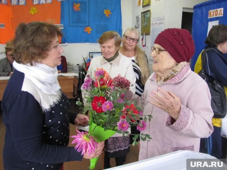 Старейшей жительнице района члены комиссии вручили букет