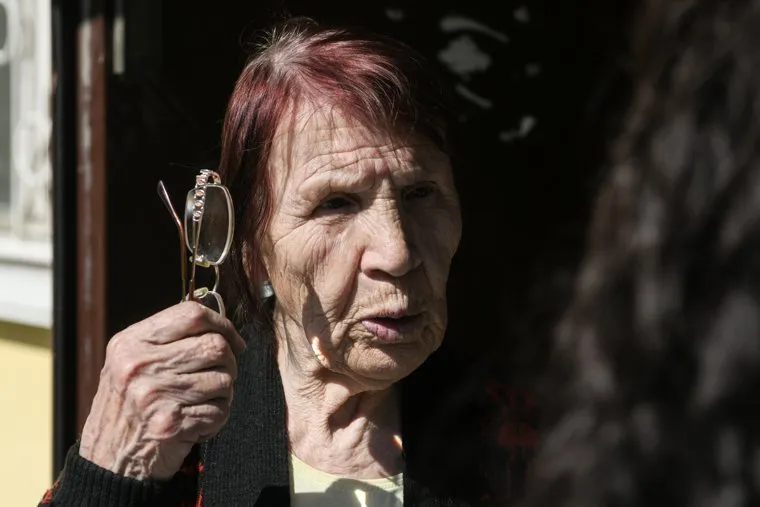 Валентина Микушина у своего дома. Екатеринбург