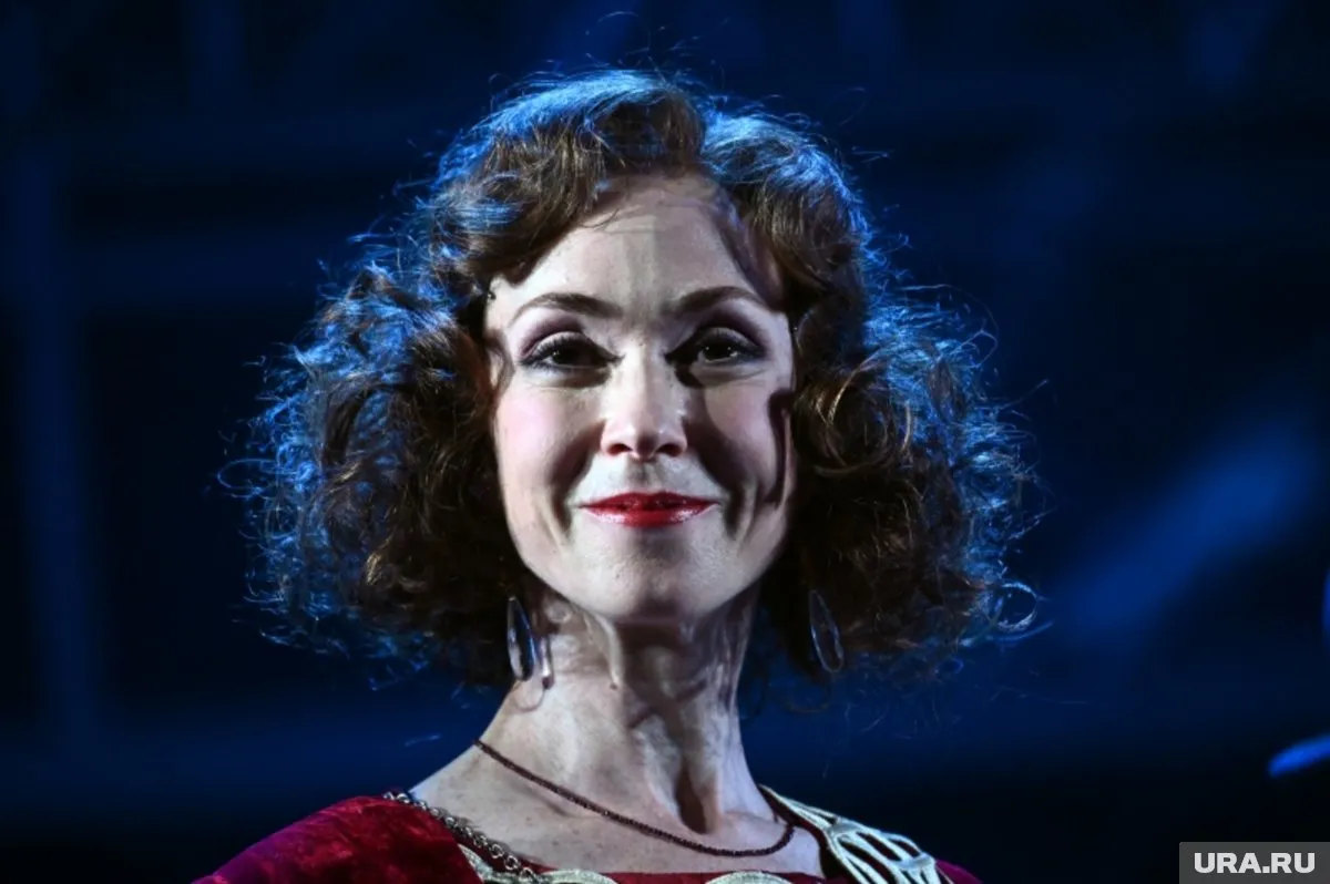 Қыздың үстіндегі дымқыл мөлдір трусиктер