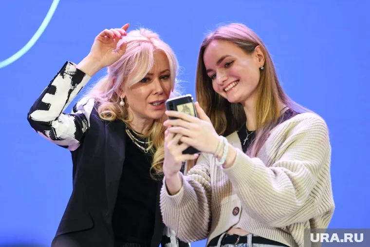 Футболка с высказыванием губернатора Александра Моора была подарена Екатерине Мизулиной во время ее визита в Тюмень