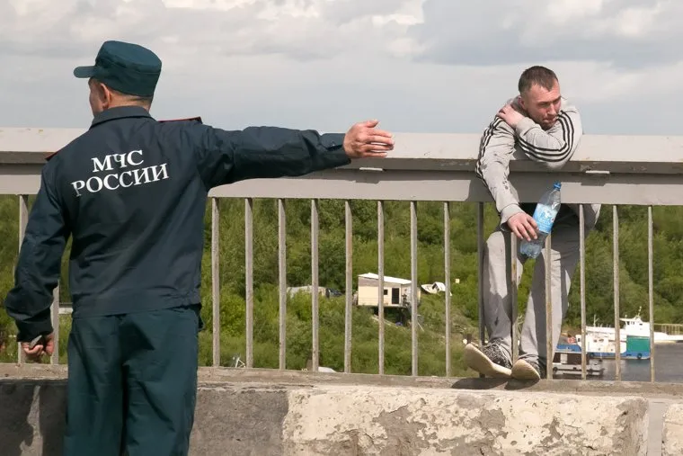 «Самоубийца» на мосту. Тюмень, мчс, самоубийца