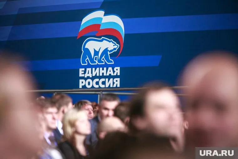 Партию «Единая Россия» ждут настоящие перемены, а не смена значков и шарфиков