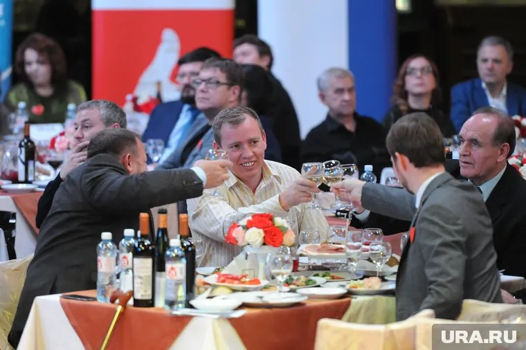 К Алексею Севастьянову (в центре) тянутся недовольные сносом павильонов предприниматели