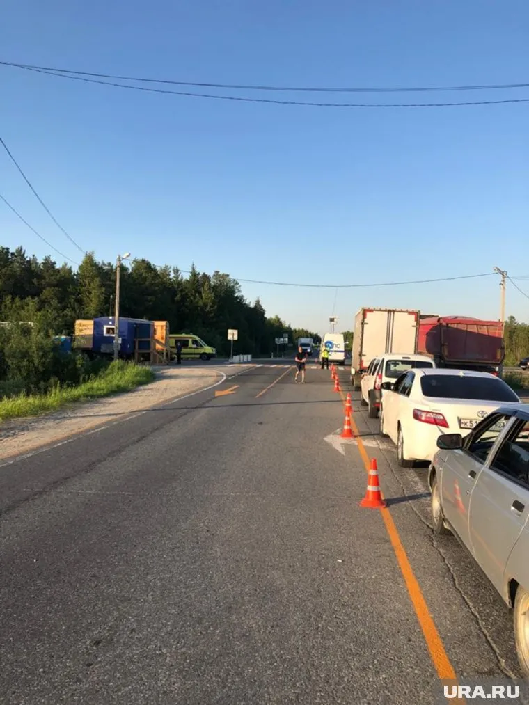 Водители проводят часы в ожидании очереди на КПП