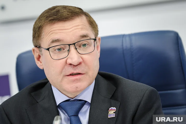 Во время визита Якушев вручил партийные билеты «Единой России» сотрудникам завода