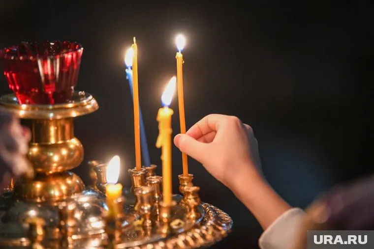 На службу по традиции собрались сотни верующих