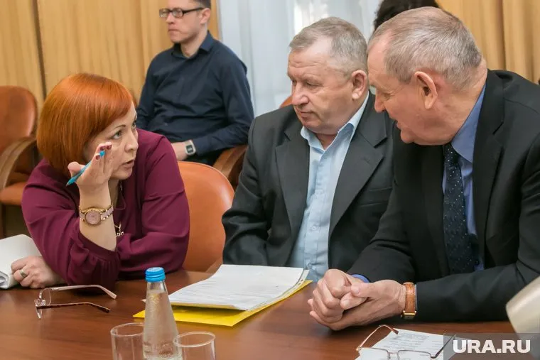 Елена Лукашук объясняет чиновникам, что денег в бюджете на повышение зарплат нет