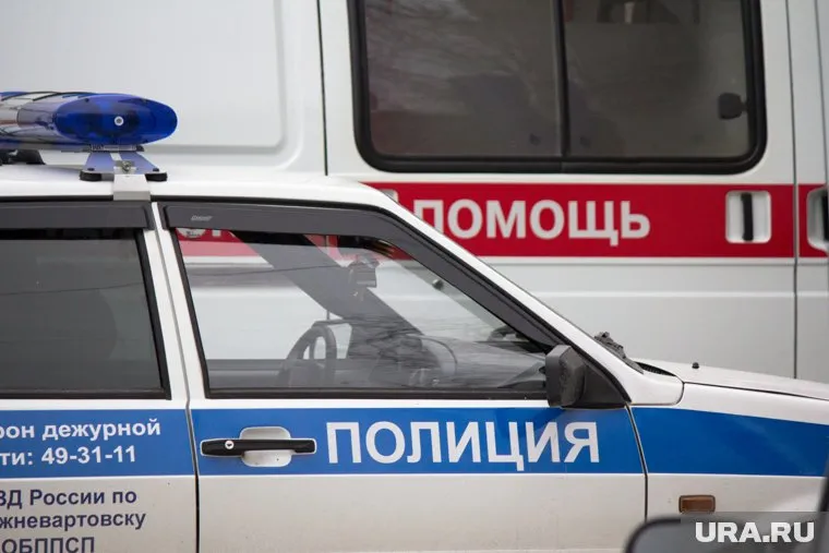 На место аварии прибыли полицейские и врачи