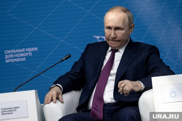 Лидер США убежал по лужайке к ожидавшему его вертолету