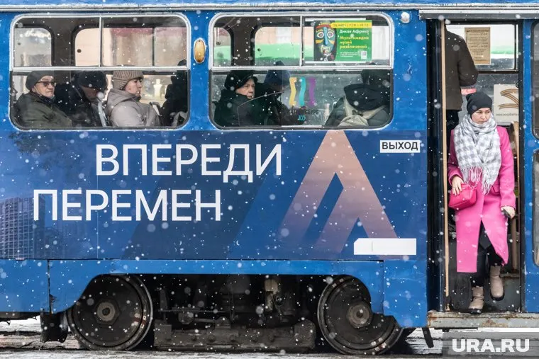 По слова Мажарова, горожане вынуждены подолгу ждать общественный транспорт в холод