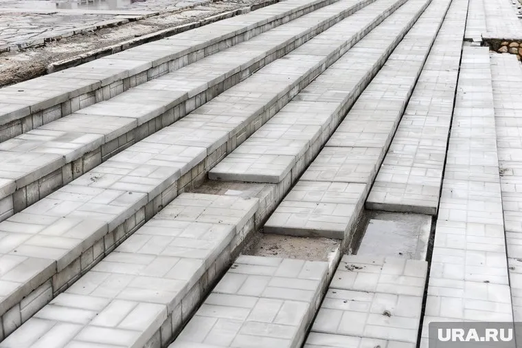 Площадь была построена меньше года назад и уже начала разваливаться