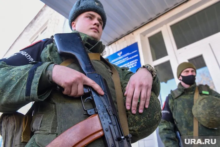 Раздача властями Украины оружия населению привела Киев к хаосу, заявил Андрей Медведев