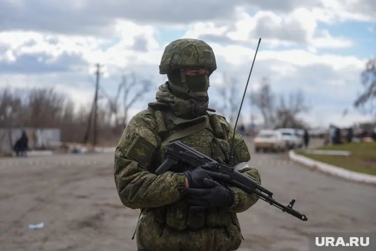 Российские военные проверяют документы у жителей