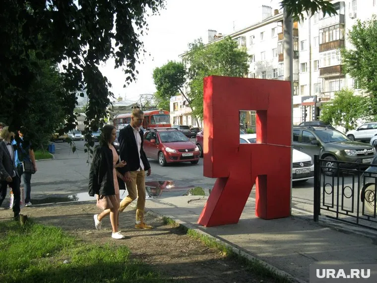 Горожане вынуждены обходить арт-объект по обочине