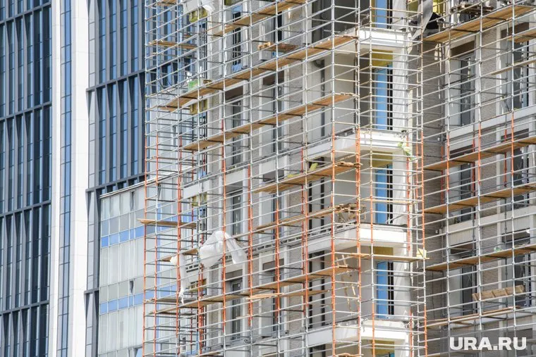 Человек упал со строщегося здания на улице Ставропольской