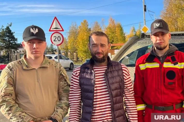 Федор (в центре) неделю бродил по тайге с ножос, зажигалкой и телефоном