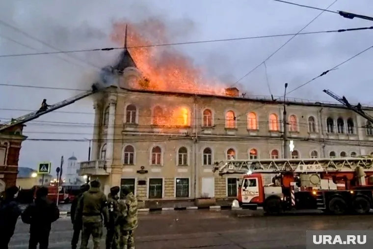 Пожарные уже больше пяти часов не могут ликвидировать огонь