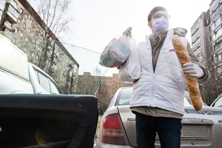 Доставка на дом продуктов питания и товаров первой необходимости волонтерами. Екатеринбург