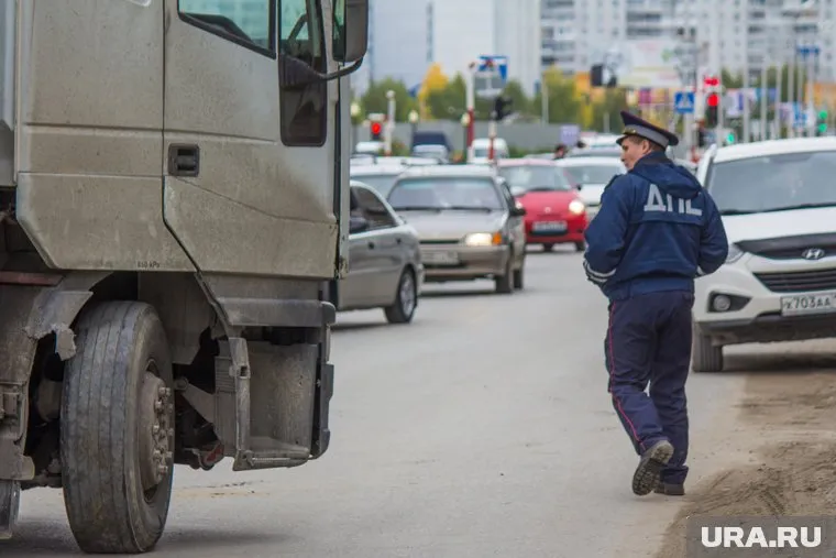 На улице Монтажников грузовик кузовом зацепился за дорожную раму